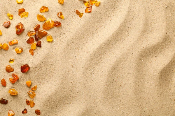 Песок Фон Разбросанными Янтарем Плоский Лежал Вид Сверху — стоковое фото