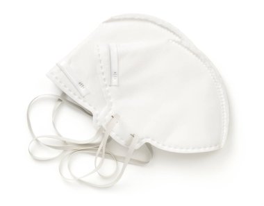 Beyaz arka planda izole edilmiş iki koruyucu maske. Üst Manzara. Düz yatıyordu