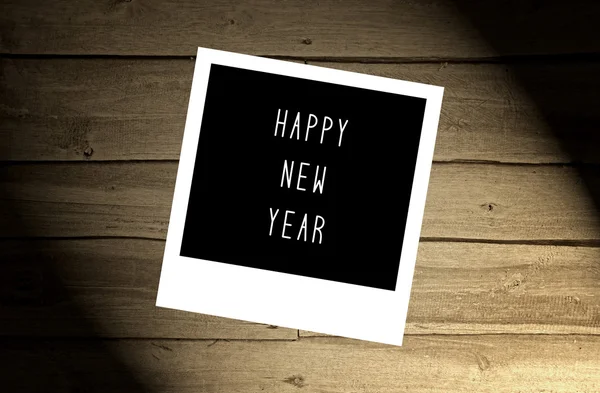 Feliz ano novo nota na parede de madeira marrom — Fotografia de Stock