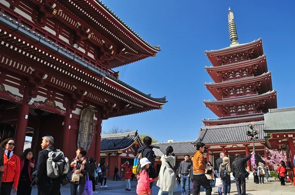 I turisti visitano il tempio di Sensoji — Foto Stock
