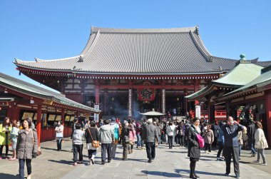 Turistler Sensoji tapınağı ziyaret
