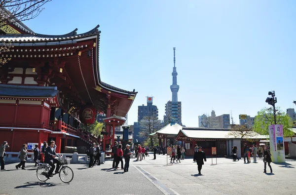 Turistler Sensoji tapınağı ziyaret