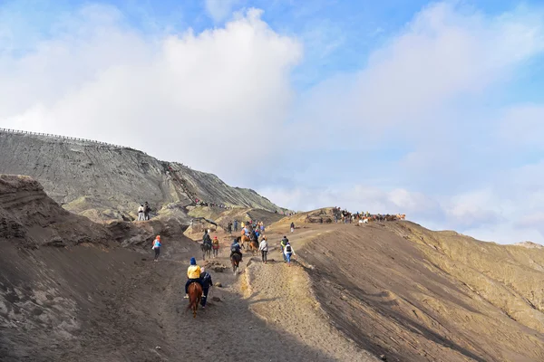 Jinetes y turistas no identificados en el Monte Bromo — Foto de Stock