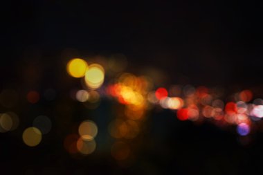 Bulanık gece arkaplanındaki renkli odaklanmış bokeh ışıkları