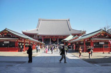 Turistler Sensoji tapınağı ziyaret
