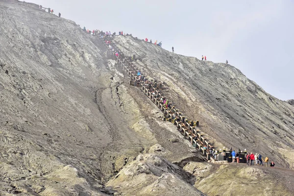 Turistas no identificados en el Monte Bromo — Foto de Stock