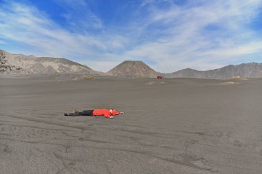 Sands fısıldayan, Asyalı kadın