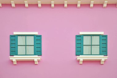 Pembe duvarda yeşil ahşap windows