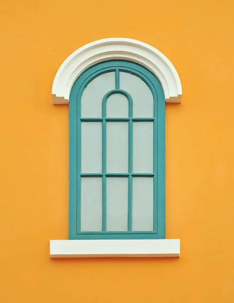 Zielony drewniane okna na ściana żółty — Zdjęcie stockowe