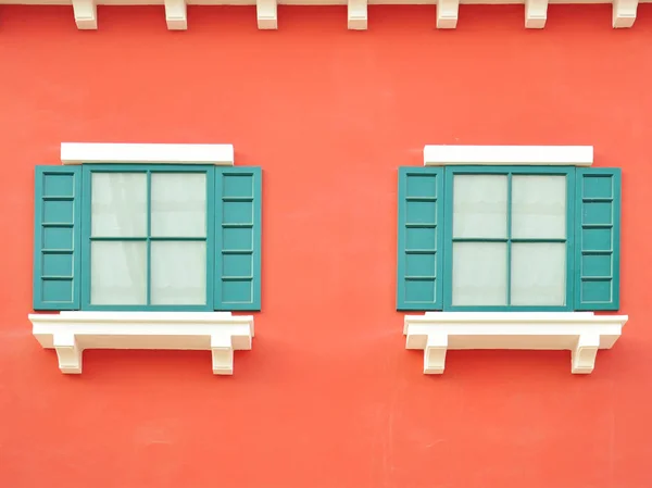 Zielony drewniane okna na ścianie pomarańczowy — Zdjęcie stockowe