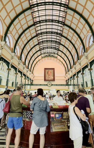 Turistas no identificados visitan la Oficina Central de Correos de Saigón —  Fotos de Stock