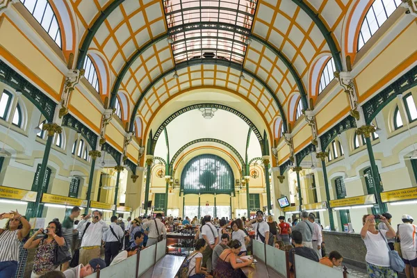 I turisti non identificati visitano l'ufficio postale centrale di Saigon — Foto Stock