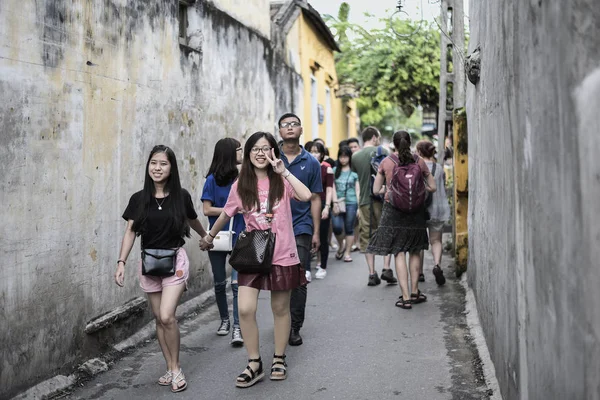 Turyści odwiedzają Hoi An ancient town — Zdjęcie stockowe