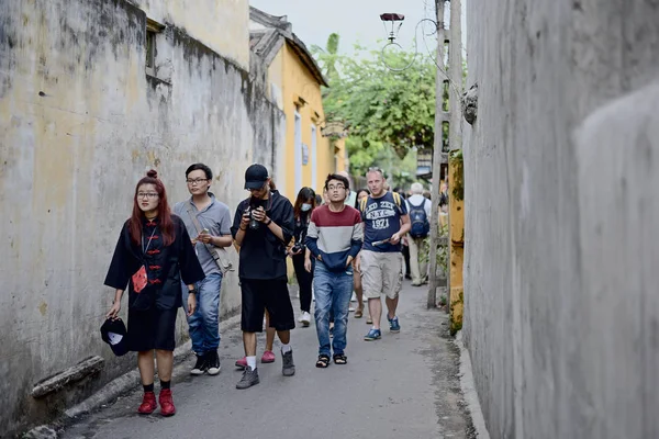 Turyści odwiedzają Hoi An ancient town — Zdjęcie stockowe