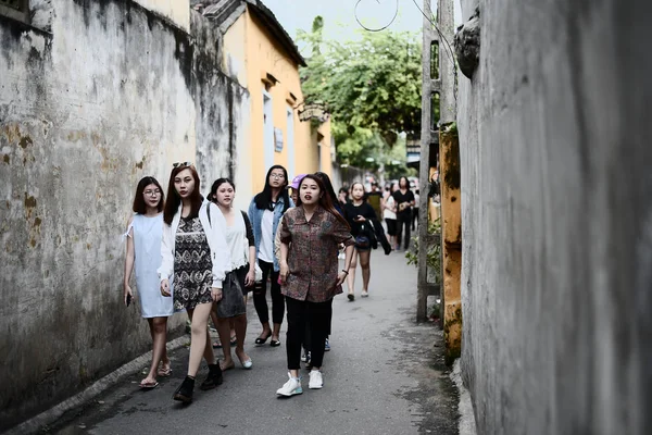 Turyści odwiedzają Hoi An ancient town — Zdjęcie stockowe