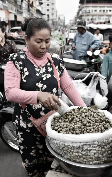 Mulher não identificada no mercado em Phnom Penh — Fotografia de Stock