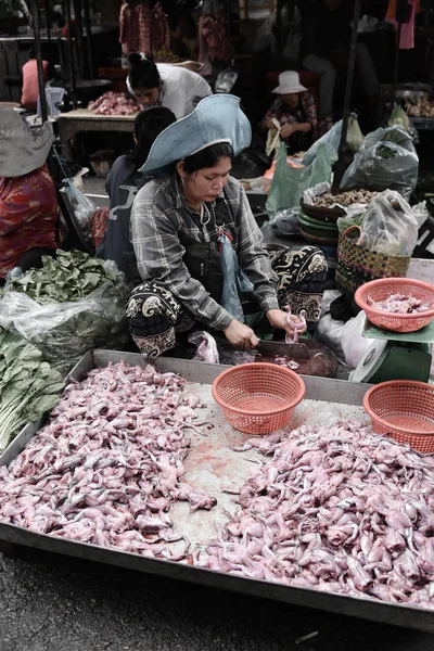 Pessoas não identificadas no mercado em Phnom Penh — Fotografia de Stock