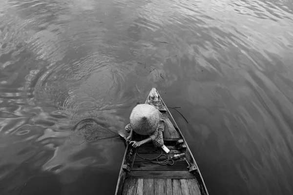 Femme vietnamienne sur bateau en bois — Photo