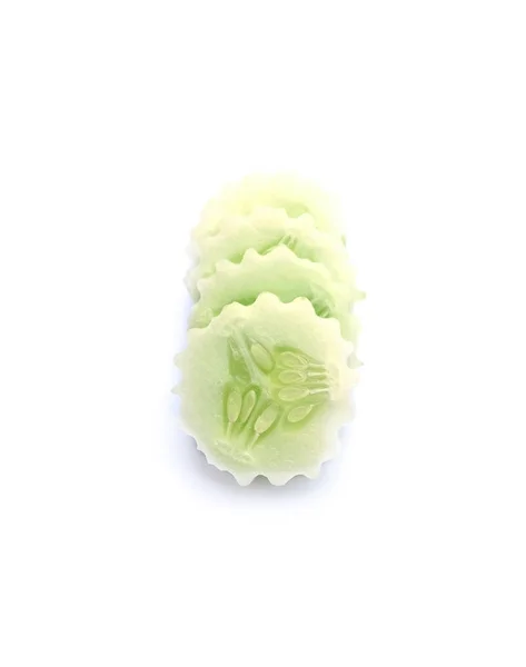 Concombre de tranches fraîches sur fond blanc — Photo