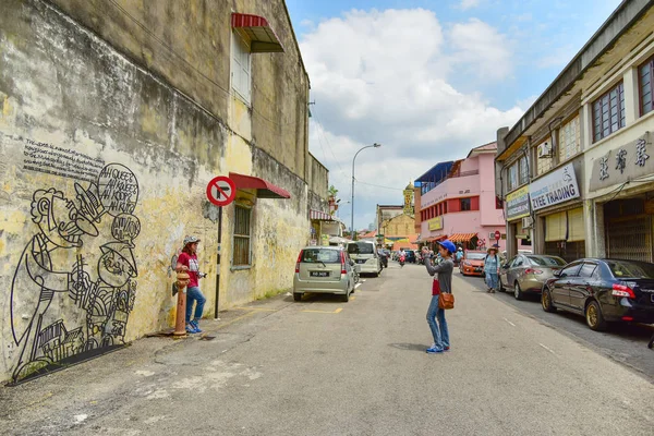 Turystów biorąc Zdjęcia słynnej sztuki ulicy — Zdjęcie stockowe