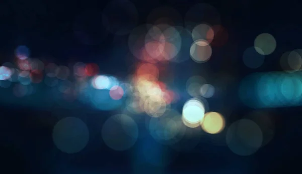 Bulanık gece arkaplanındaki renkli odaklanmış bokeh ışıkları — Stok fotoğraf