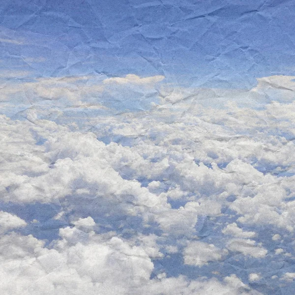 Μπλε του ουρανού σε φόντο τσαλακωμένο χαρτί — Φωτογραφία Αρχείου