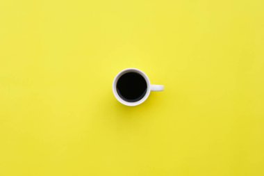 Sarı arka planda bir fincan kahve.