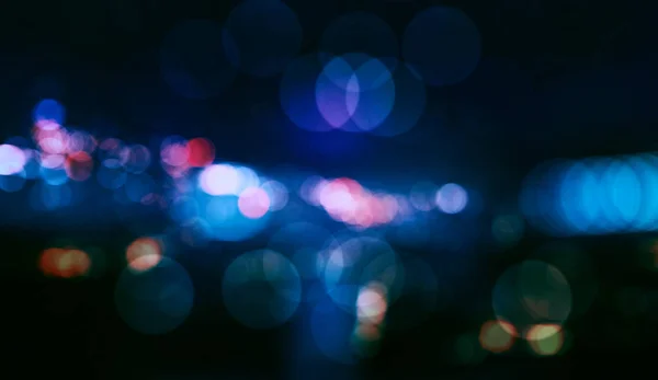 Coloridas luces bokeh desenfocadas en fondo borroso nocturno — Foto de Stock
