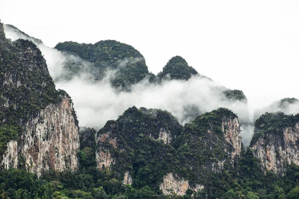 Гори в Національний парк Khao Sok — стокове фото