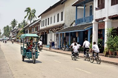 Luang Prabang şehir merkezindeki ana yol üzerinde kimliği belirsiz kişi