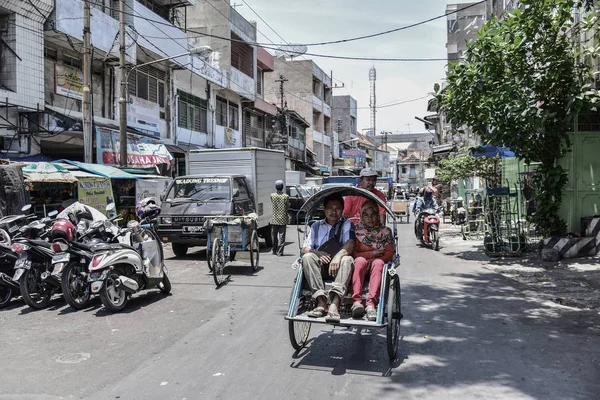 Personas no identificadas en una calle de Surabaya — Foto de Stock