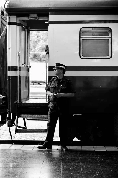 Bahnbeamte im Bahnhof von Chiangmai — Stockfoto