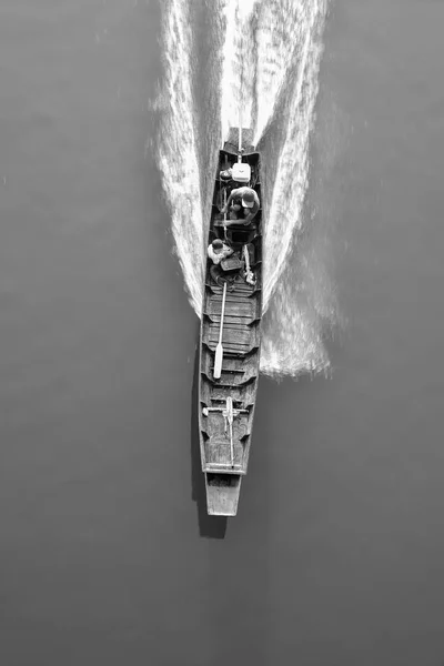 Een traditionele lange staart boot zeilen met de bestuurder — Stockfoto