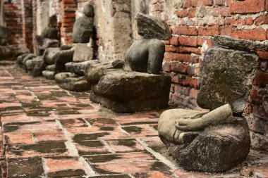 Wat Mahathat, hasarlı Buda heykelleri