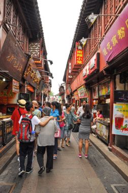 Qibao tarihi kent merkezine gelen turist