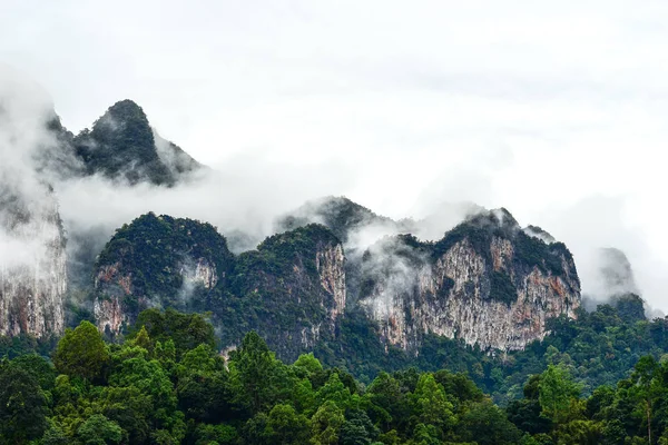 Гори в Національний парк Khao Sok — стокове фото