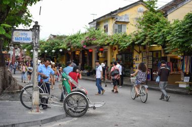 Hoi antik bir şehrin turistlerin ziyaret