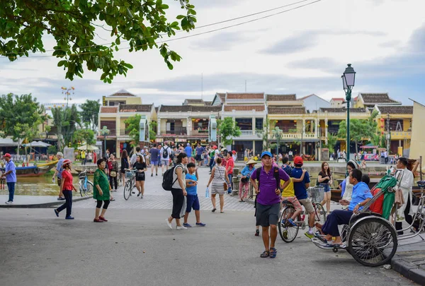 Los turistas visitan Hoi Una ciudad antigua — Foto de Stock