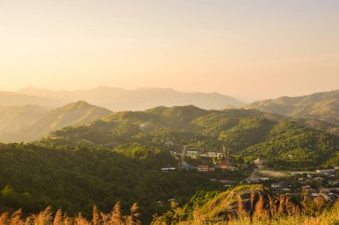 Nern Chang Suek Pilok gün batımında