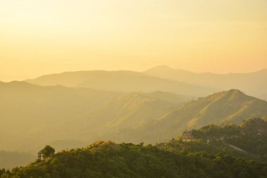Nern Chang Suek Pilok gün batımında