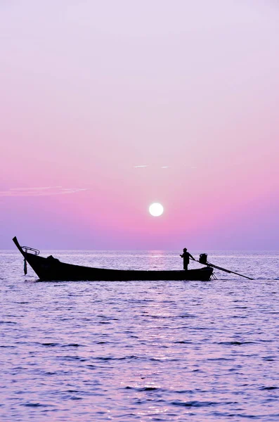 Güzel gökyüzü ve Minimal siluetleri kişi ve tekne — Stok fotoğraf