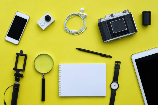 Colocación plana de accesorios sobre fondo de escritorio amarillo —  Fotos de Stock