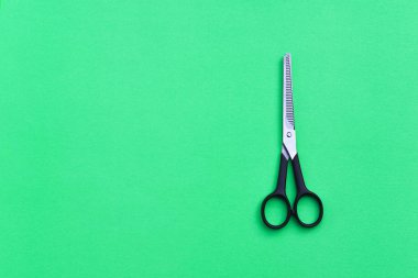 Yeşil arka plan için profesyonel kuaför makaslar
