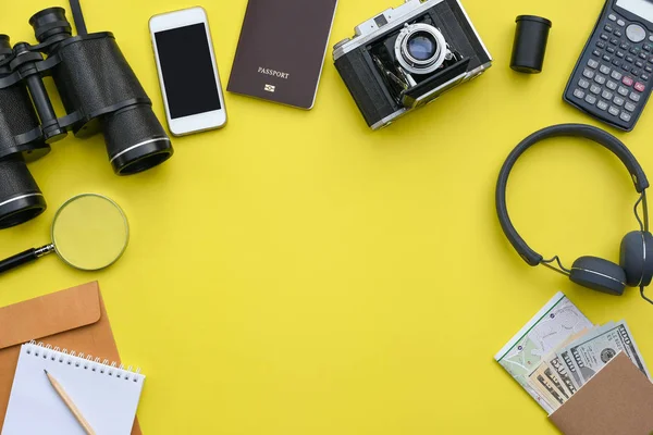 Colocación plana de accesorios sobre fondo de escritorio amarillo —  Fotos de Stock