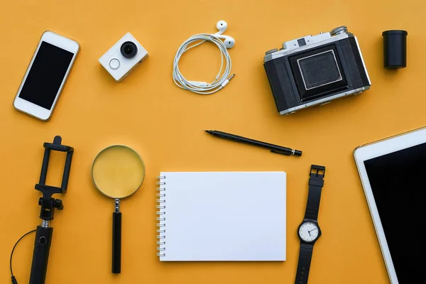 Conjunto plano de accesorios sobre fondo de escritorio naranja —  Fotos de Stock