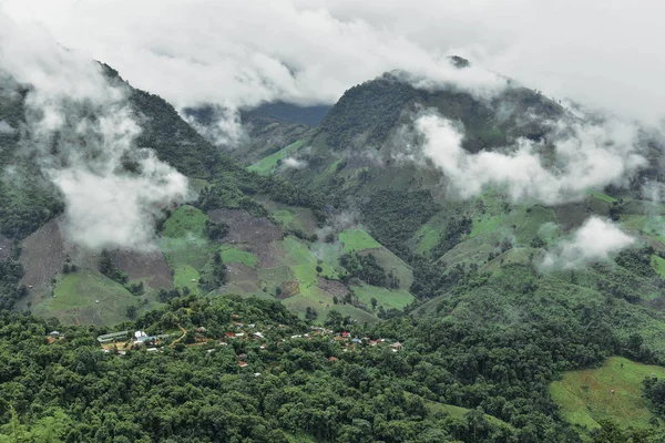 Vista del pueblo en la montaña — Foto de Stock