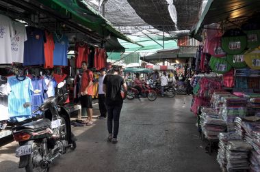 Turistler Rong Kluea piyasada