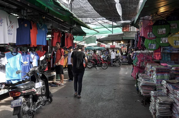 Turistas en el mercado de Rong Kluea — Foto de Stock