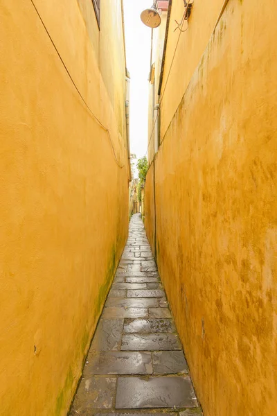 Weg zwischen gelben Gebäuden — Stockfoto