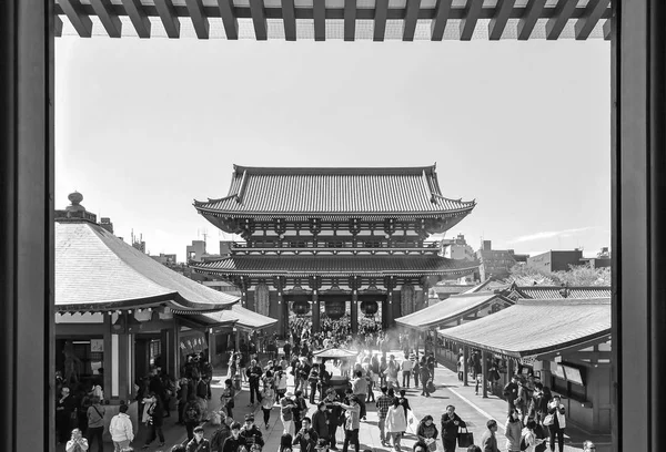 Les touristes visitent le temple Sensoji — Photo